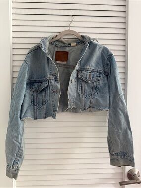 Levi’s Cropped Light Wash Denim Jacket